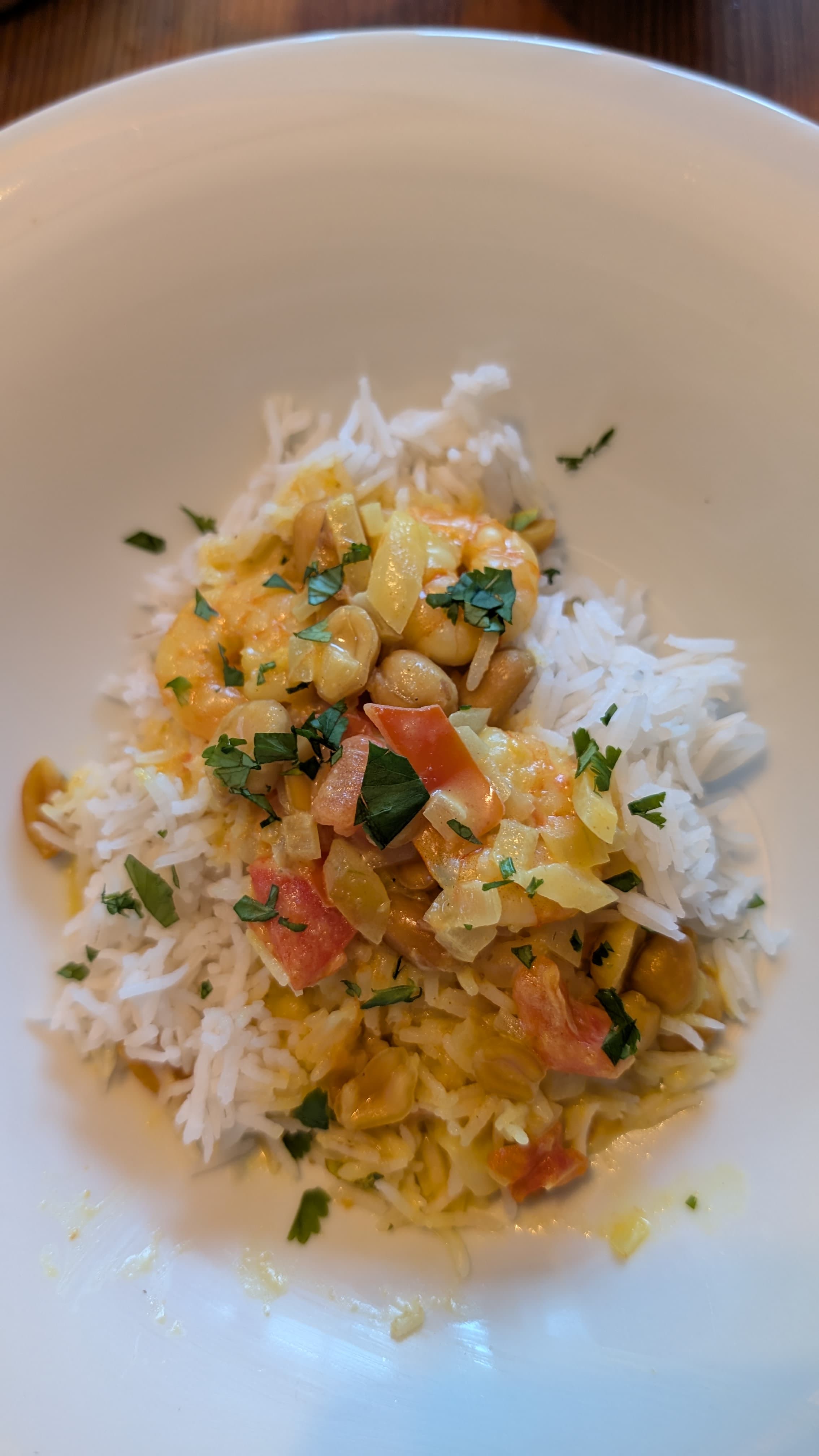 Shrimp Masala mit Erdnüssen und Reis